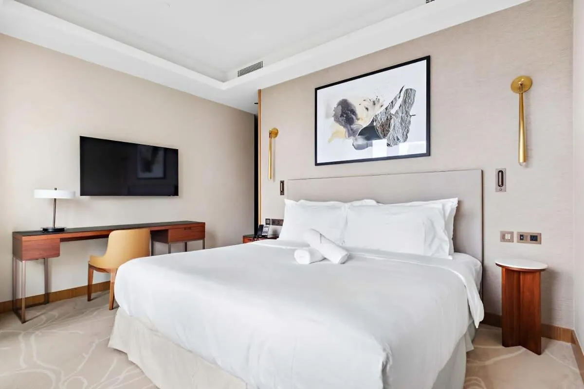 Luxurious 3-Bedroom Apartment Facing Burj Khalifa In The Address Dubai Opera 0*,